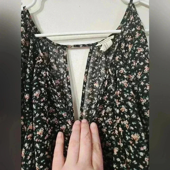 Forever 21 sheer floral blouse! - Picture 4 of 4